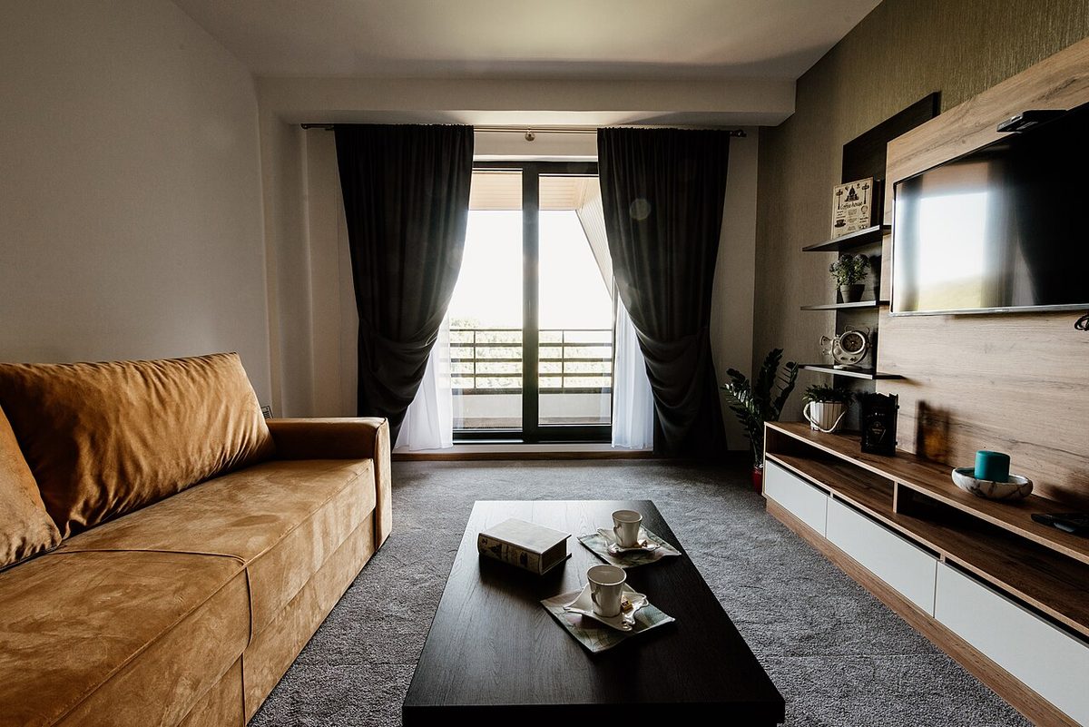 Home Staging im Wohnzimmer: mit wenig Dekoration mehr Wirkung